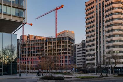 Las trabas administrativas ralentizan la construcción de viviendas nuevas en España.
