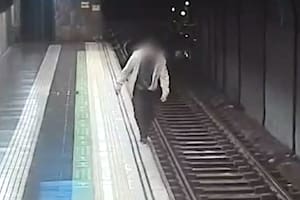 Un hombre cayó a las vías del subte de Barcelona y fue salvado por una agente fuera de servicio