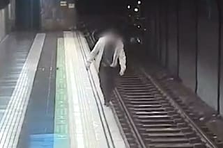 Un hombre cayó a las vías del subte de Barcelona y fue salvado por una agente fuera de servicio