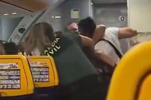 Una luchadora de MMA agredió a dos guardias civiles durante un vuelo y fue detenida