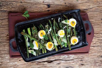 Espárragos con huevos de campo