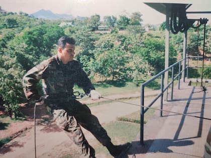 Esparza ingresó en el ejército colombiano en 1989. Trabajó allí hasta el 2021, cuando le pidieron que calificara sus servicios.