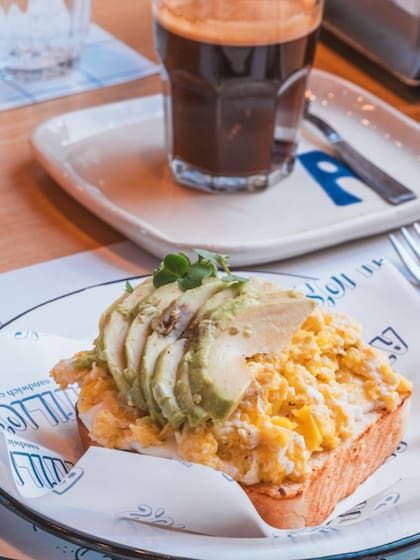 Especialidad en sándwiches, con opciones vegetarianas, como el avocado toast en Atilio's.