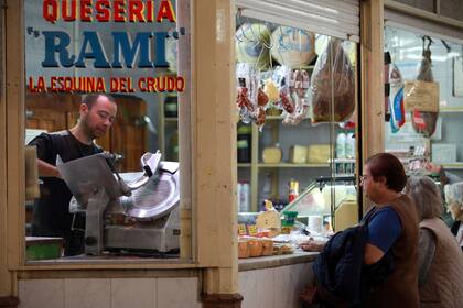 ESPECIALIDAD. Los locales que se encuentran en el mercado cuentan con mercadería en cantidad y calidad, pero especializada en un tipo de producto. Es el caso de una de las queserías que hay en el Mercado Del Progreso, en Caballito