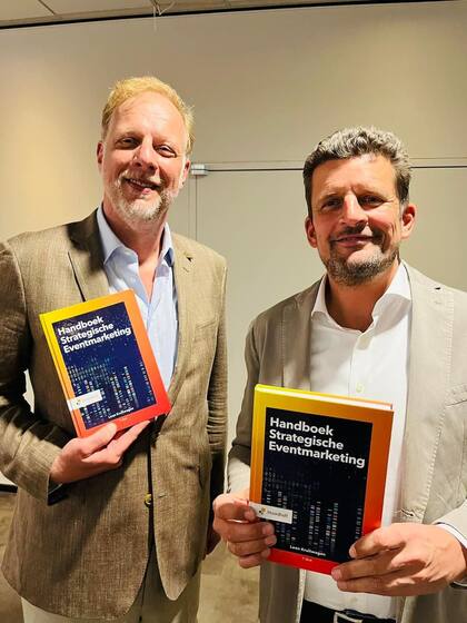 Especialista en Marketing de Eventos, lideró un libro con 10 coautores para los profesiones del sector, en la foto (izquierda) junto a Pieter Bas Boertje, otro de los representantes del sector en Países Bajos.