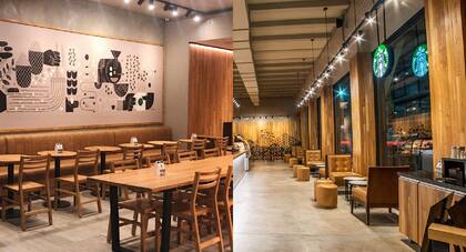 Especialistas afirman que la apertura de un nuevo de Starbucks en un barrio de Estados Unidos donde no hay cafeterías contribuye a la creación de entre 1,1 y 3,5 nuevas empresas al año durante los próximos siete años