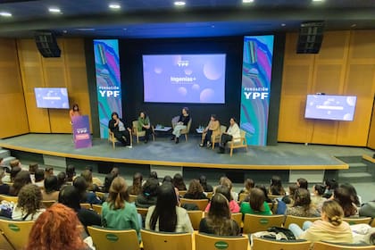 Especialistas de YPF integraron el panel del evento + Mujeres en Tecnología.