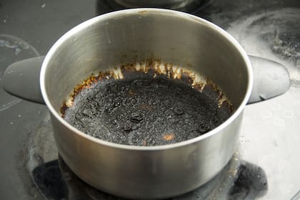 Especialistas en cuidado del hogar coinciden en que la clave está en evitar la abrasión y optar por técnicas progresivas: remojo, calor moderado y herramientas no agresivas