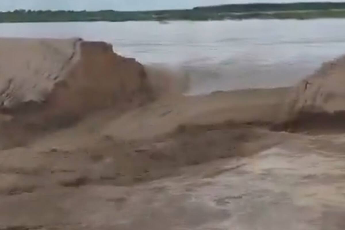 O exato momento em que a enchente do rio Pilkomayo causou destruição e evacuação de emergência. O exato momento em que a enchente do rio Pilkomayo causou destruição e evacuação de emergência.