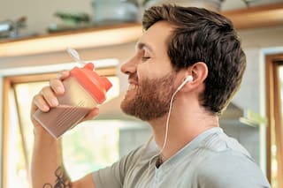 Expertos analizan beneficios y riesgos del ‘proffee’, la tendencia que conquista las mañanas