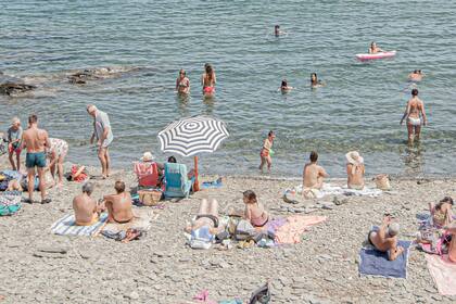 Especialistas recomendaron usar trajes de baño de colores que contrasten para poder ubicar a la persona en caso de emergencia
