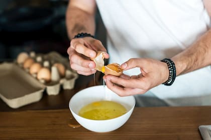 Especialistas recomiendan comer sólo huevos con la yema cocida, sobre todo si el paciente se realizó un trasplante