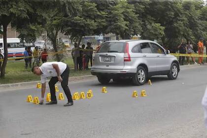 Especialistas trabajaron en la escena del crimen