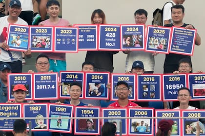 Espectacular acción de los fans chinos de Djokovic en Shanghai, con posters de la vida y los logros del serbio en forma cronológica
