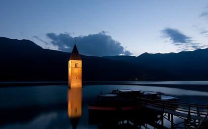 Espectacular atardecer sobre el lago y el campanario.