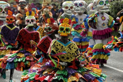 En el Día de los Muertos en México es frecuente ver bailes, desfiles y vestimentas coloridas
