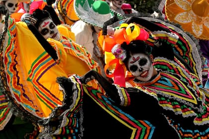 El desfile del Día de los Muertos en México recuerda a los que ya no están con mucho color