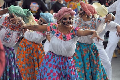 En el Día de los Muertos en México es frecuente ver bailes, desfiles y vestimentas coloridas