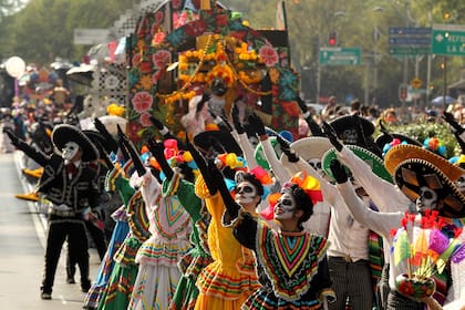 El desfile del Día de los Muertos en México recuerda a los que ya no están con mucho color 