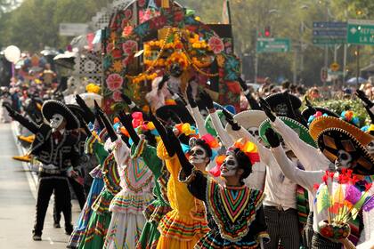 El desfile del Día de los Muertos en México recuerda a los que ya no están con mucho color