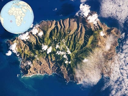 Espectacular imagen de NASA (y su ubicación en la esquina derecha, gracias a Wikipedia) de la remota isla, que sigue siendo británica, poblada por casi 5.000 personas y una gran cantidad de flora y fauna únicas.