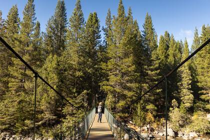 Espectacular pasarela colgante que atraviesa el río Azul.