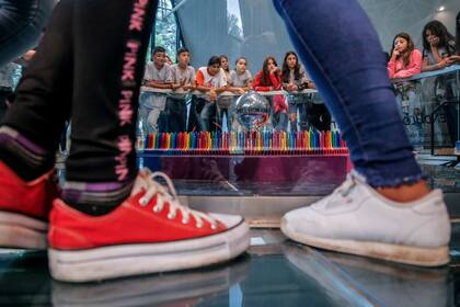 Varios jóvenes visitaron el planetario el día de su apertura