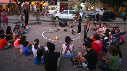 Espectáculos artísticos en la plaza del lugar