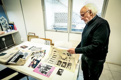 Juan Lepes buceando en su archivo personal almacenado en una oficina de La Paternal