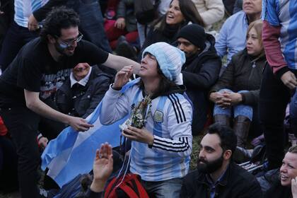 Espectadores frente a una pantalla en plaza San Martín reaccionan ante el partido