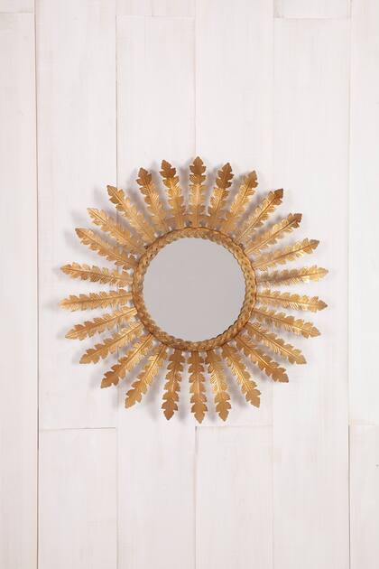 Espejo sol con estructura de hierro y terminación dorada, de 62 cm de diámetro (Rapsodia, $2.200)