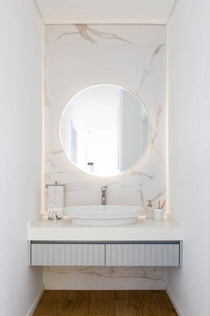 Espejo biselado y mueble diseñado por Sabrina. Mesada de
Purastone (Cavatori). Toallero (Claudia Adorno). Dispenser de jabón líquido y portacepillos de dientes (Philippa Deco Boutique) con cepillos de bambú (Meraki).