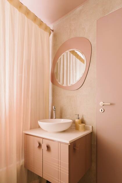 Espejo, tiradores ‘Piedra’, barral y vanitory (todo de Camila Monge). Cortinas (Tienda Mayor).