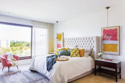 Espejos, acolchado y almohadones (En Abundancia Deco). Mantas (Didi Deco). Cortinas de organza de lino (Josefina Barré).