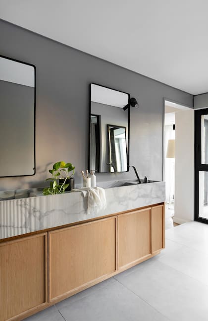 Espejos (Antiguo Vagón Deco), mesada (Jorge Villalva e Hijos), grifería (Elephant), dispenser de jabón y accesorios (Philippa Deco)