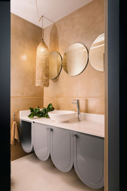 Espejos (Cristal Diseño). Tirador ‘Mar' (Camila Monge). Lámpara (Las Churras)