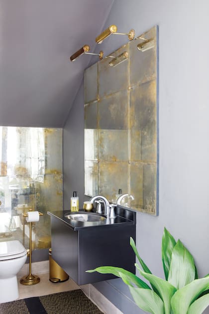 Espejos dorados a la hoja (Felicitas Córdoba para 11.11 Home & Deco). Portapapeles y cesto (RH). En las paredes, pintura ‘Lápiz Mágico’ (Alba).