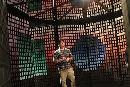 Espejos, formas geométricas y colores complementarios en la instalación de Mondongo