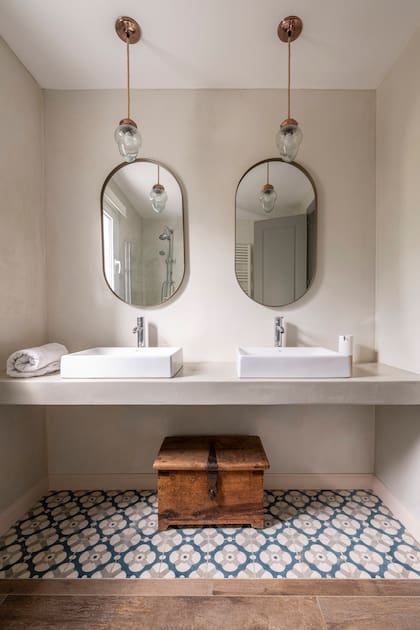Espejos (MTD Arquitectura), lámparas vintage. El baúl, un objeto heredado de la familia.
