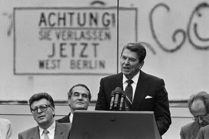 "Esperamos el día que Berlín Occidental pueda convertirse en uno de los principales centros de aviación de toda Europa Central", dijo Reagan en 1987