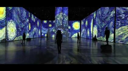 Esperando la apertura de la muestra "Imagine Van Gogh"