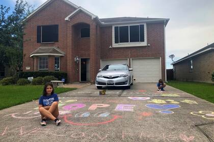 Mensaje de esperanza en la puerta de casa.