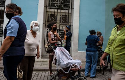 Esperas en las calles de La Habana para comprar productos. (AP Photo/Ramon Espinosa)