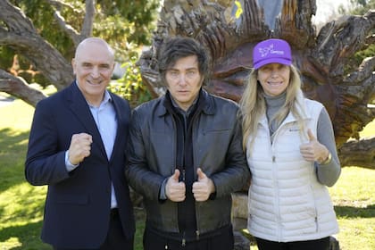 Espert junto a Javier y Karina Milei cuando lanzó su candidatura.