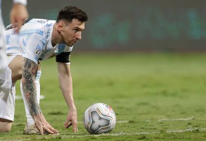 Espía Messi, busca el hueco... y generalmente lo encuentra; lleva 58 goles de tiro libre en su carrera, entre Barcelona y la selección 