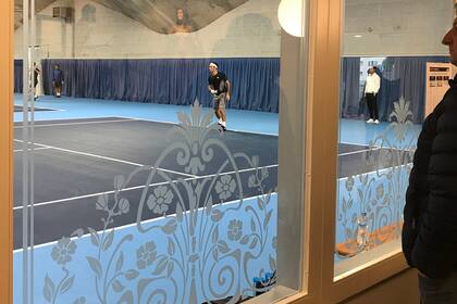 Espiando a Federer en su entrenamiento en el centro deportivo Paradies, en Basilea, donde recibió a LA NACIÓN REVISTA.