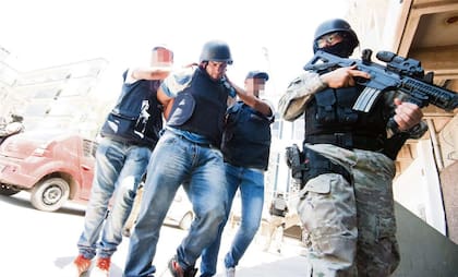 Espiasse Pugh, custodiado por policías