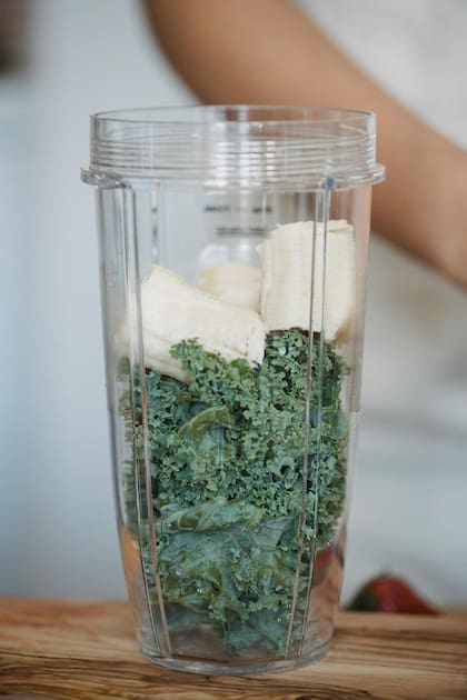 Espinaca, arándanos y banana, el licuado natural ideal para sumar a la dieta
