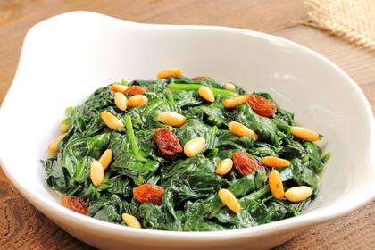 Espinacas al estilo mediterráneo: con pasas de uva, piñones y salsa de anchoas.
