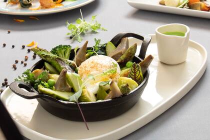 Espinacas en opción veggie: vegetales verdes de estación con un fondo de la espinaca a la italiana